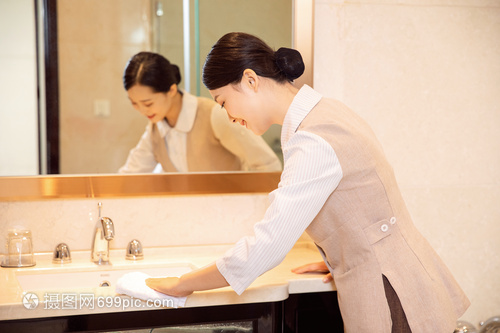 規(guī)范酒店保潔員洗手臺清潔流程，提升賓客體驗與衛(wèi)生標準